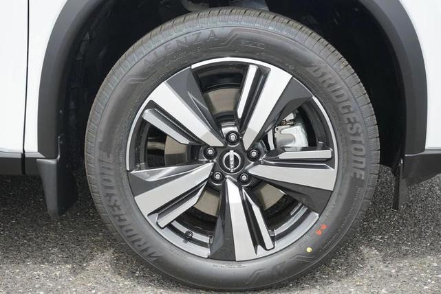 Photo of 2025 Everest White Pearl Super Black Nissan Rogue