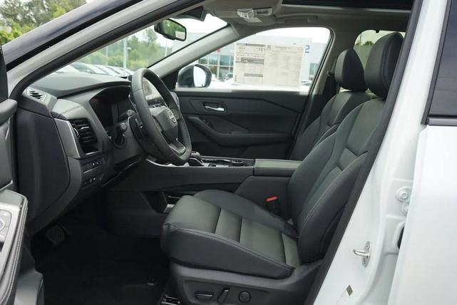 Photo of 2025 Everest White Pearl Super Black Nissan Rogue