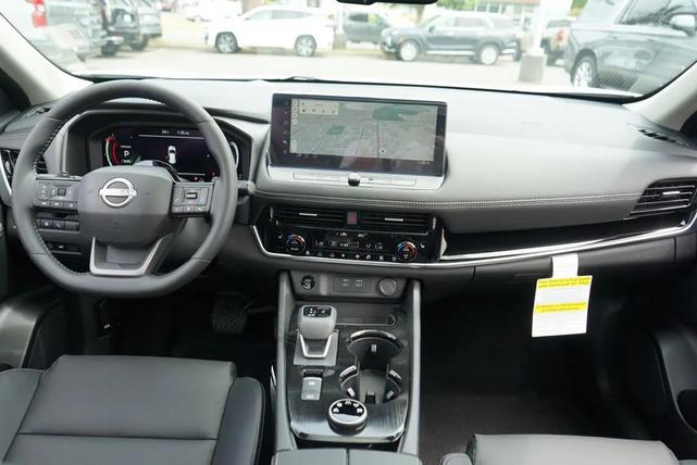 Photo of 2025 Everest White Pearl Super Black Nissan Rogue