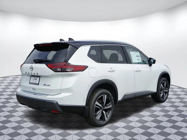 Photo of 2025 Everest White Pearl Super Black Nissan Rogue