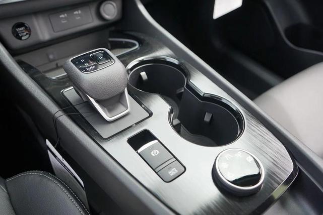 Photo of 2025 Everest White Pearl Super Black Nissan Rogue