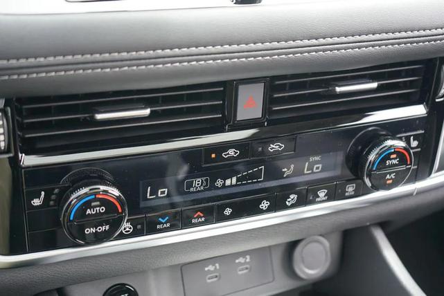 Photo of 2025 Everest White Pearl Super Black Nissan Rogue