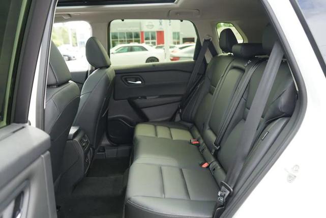 Photo of 2025 Everest White Pearl Super Black Nissan Rogue
