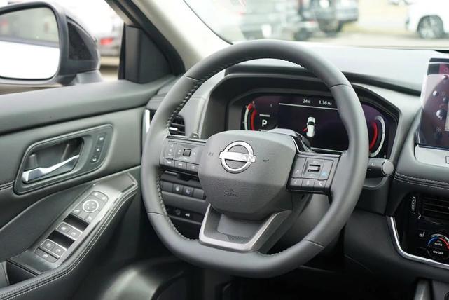 Photo of 2025 Everest White Pearl Super Black Nissan Rogue