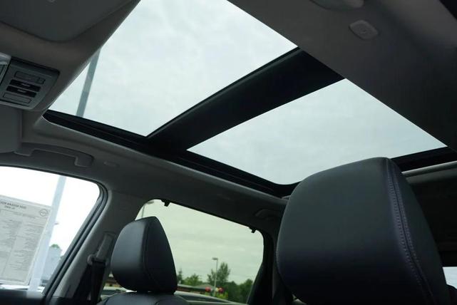 Photo of 2025 Everest White Pearl Super Black Nissan Rogue