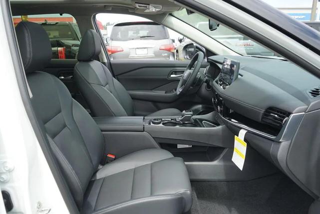 Photo of 2025 Everest White Pearl Super Black Nissan Rogue