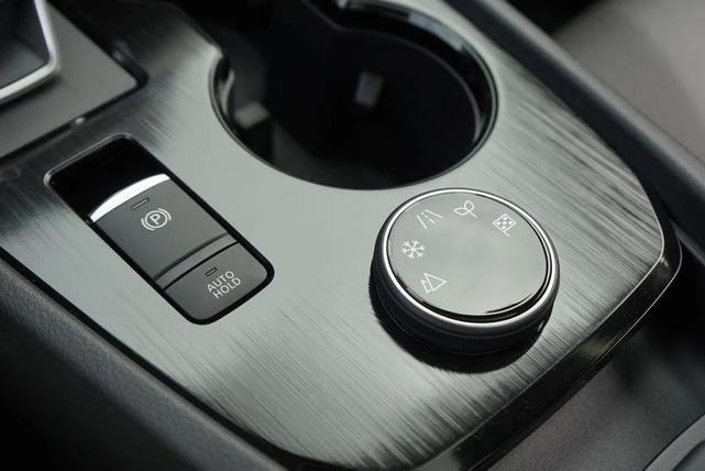 Photo of 2025 Everest White Pearl Super Black Nissan Rogue