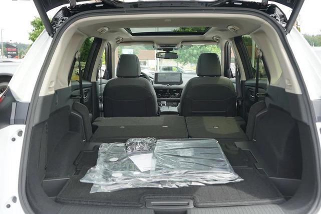 Photo of 2025 Everest White Pearl Super Black Nissan Rogue
