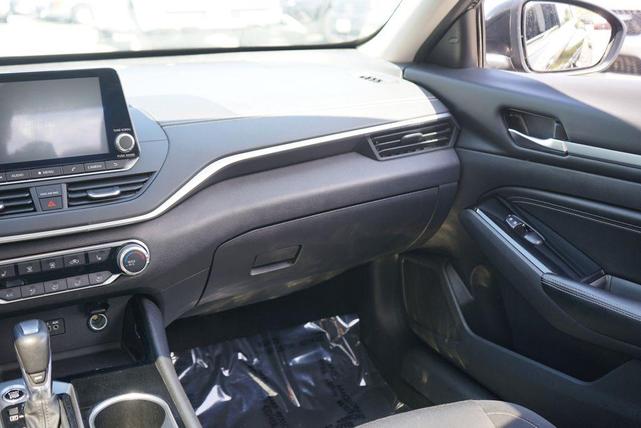 Photo of 2022 Super Black Clearcoat Nissan Altima