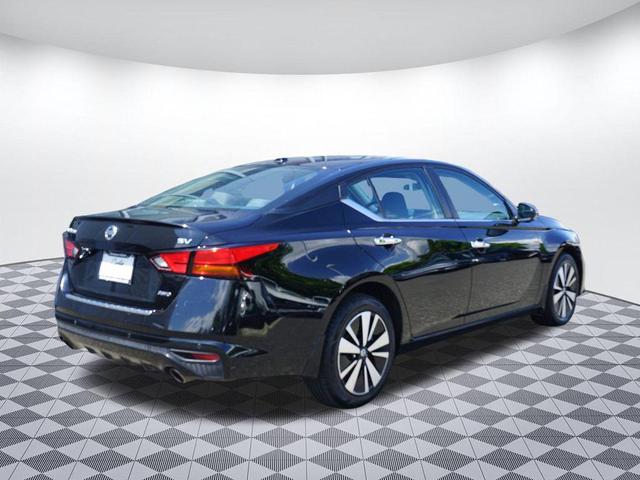 Photo of 2022 Super Black Clearcoat Nissan Altima