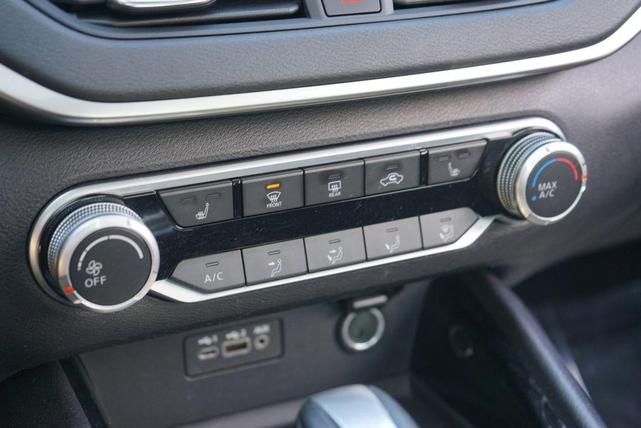 Photo of 2022 Super Black Clearcoat Nissan Altima