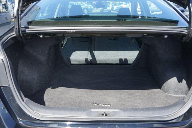 Photo of 2022 Super Black Clearcoat Nissan Altima