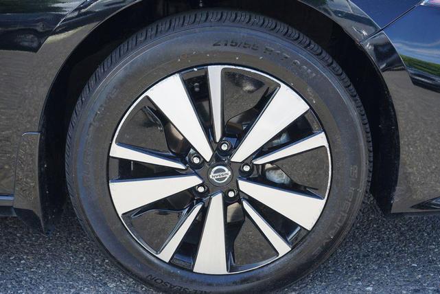 Photo of 2022 Super Black Clearcoat Nissan Altima