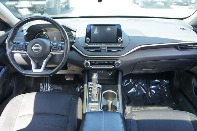 Photo of 2022 Super Black Clearcoat Nissan Altima