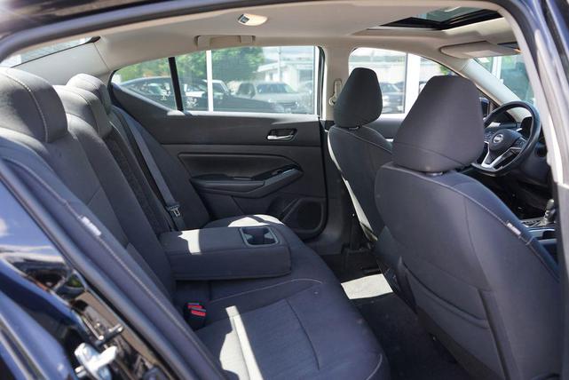 Photo of 2022 Super Black Clearcoat Nissan Altima