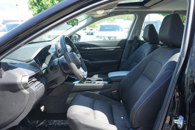 Photo of 2022 Super Black Clearcoat Nissan Altima