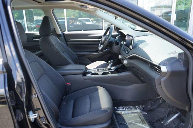 Photo of 2022 Super Black Clearcoat Nissan Altima