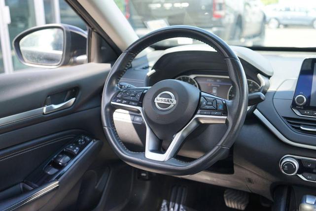 Photo of 2022 Super Black Clearcoat Nissan Altima