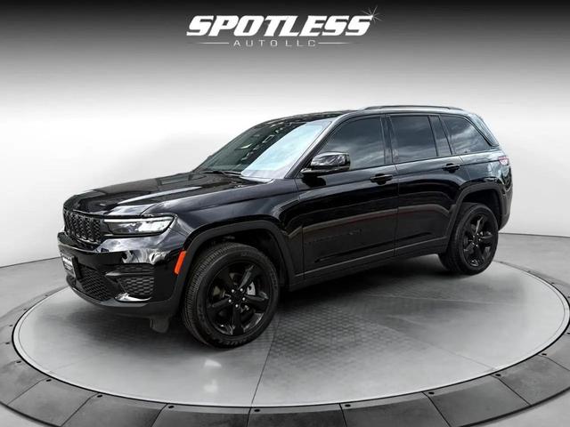 Photo of 2025 Diamond Black Crystal Pearlcoat Jeep Grand Cherokee