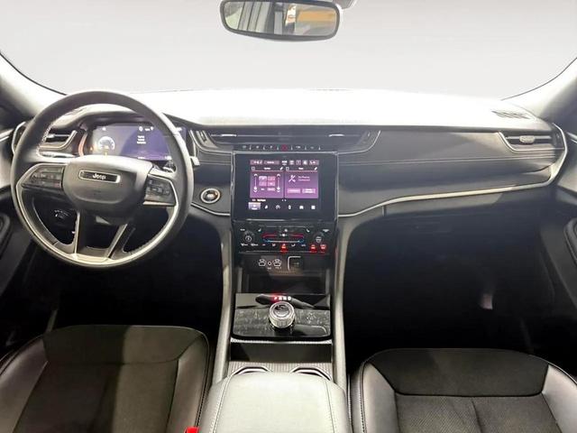 Photo of 2025 Diamond Black Crystal Pearlcoat Jeep Grand Cherokee