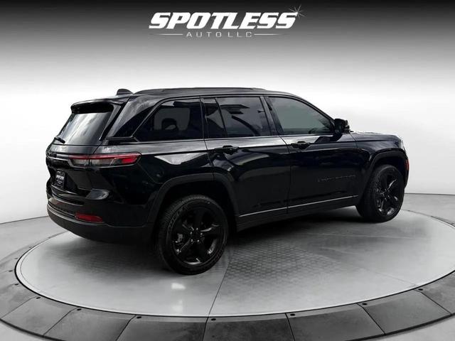 Photo of 2025 Diamond Black Crystal Pearlcoat Jeep Grand Cherokee