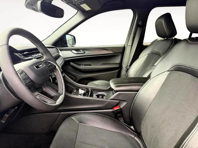 Photo of 2025 Diamond Black Crystal Pearlcoat Jeep Grand Cherokee
