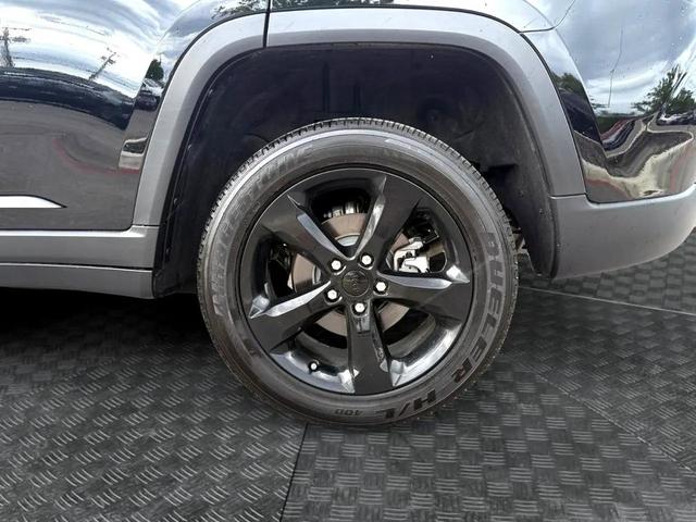 Photo of 2025 Diamond Black Crystal Pearlcoat Jeep Grand Cherokee