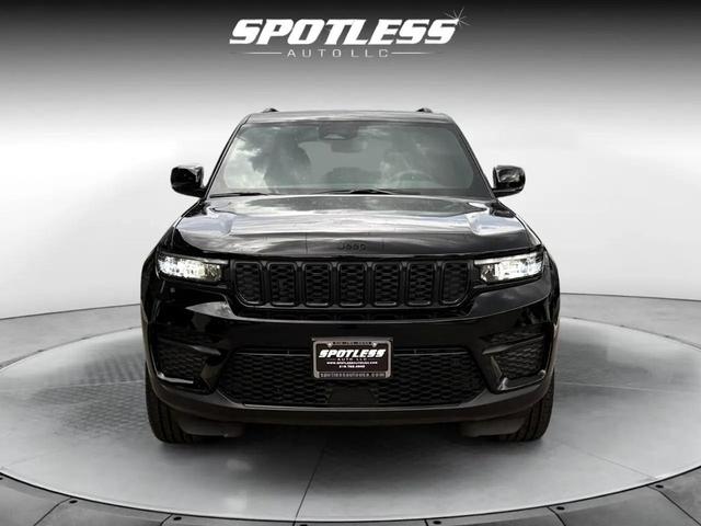 Photo of 2025 Diamond Black Crystal Pearlcoat Jeep Grand Cherokee