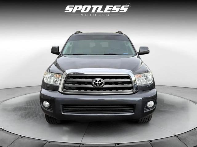 Photo of 2015 Magnetic Gray Metallic Toyota Sequoia