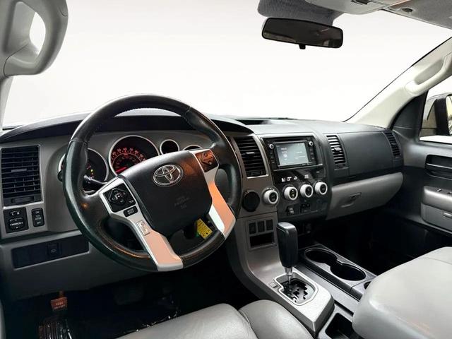 Photo of 2015 Magnetic Gray Metallic Toyota Sequoia