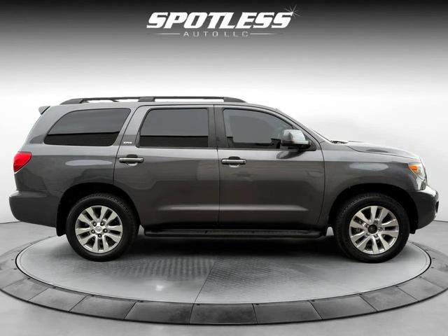 Photo of 2015 Magnetic Gray Metallic Toyota Sequoia