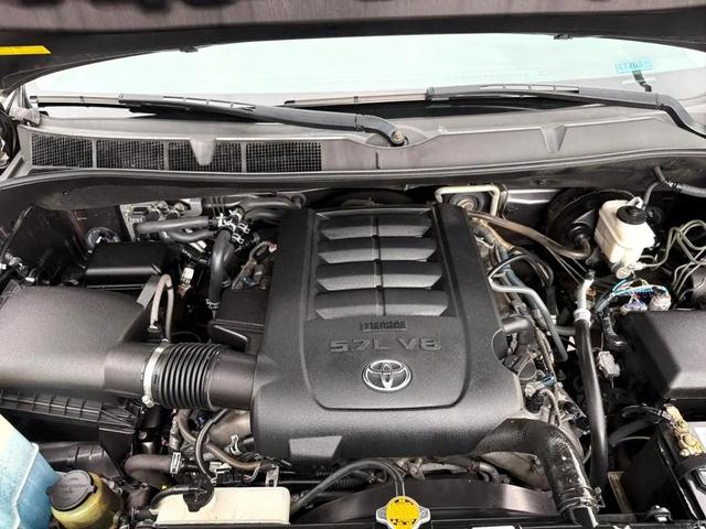 Photo of 2015 Magnetic Gray Metallic Toyota Sequoia