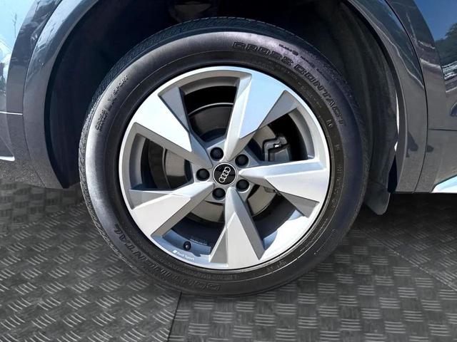 Photo of 2023 Manhattan Gray Metallic Audi Q5