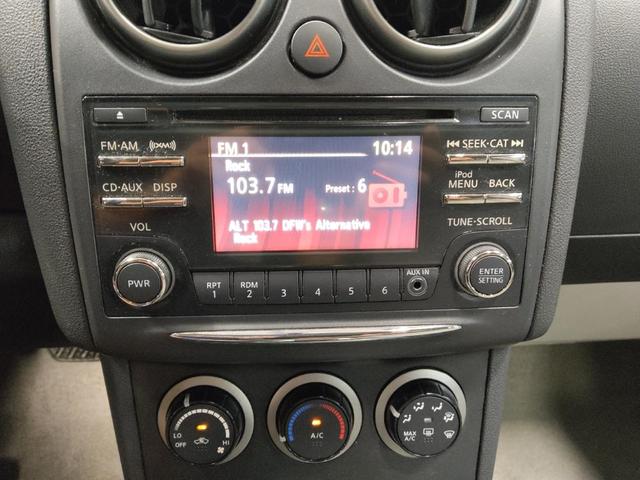 Photo of 2015 Pearl White Nissan Rogue Select