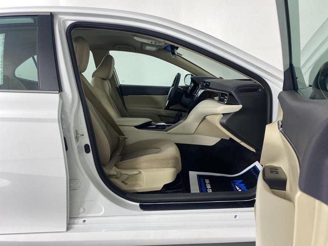 Photo of 2020 Super White Toyota Camry