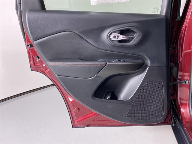 Photo of 2019 Velvet Red Pearlcoat Jeep Cherokee