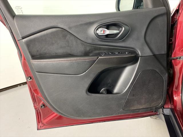 Photo of 2019 Velvet Red Pearlcoat Jeep Cherokee