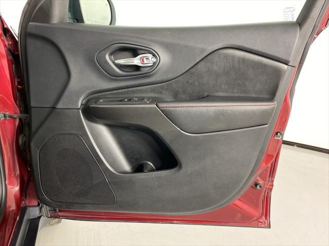 Photo of 2019 Velvet Red Pearlcoat Jeep Cherokee