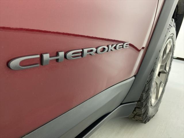 Photo of 2019 Velvet Red Pearlcoat Jeep Cherokee