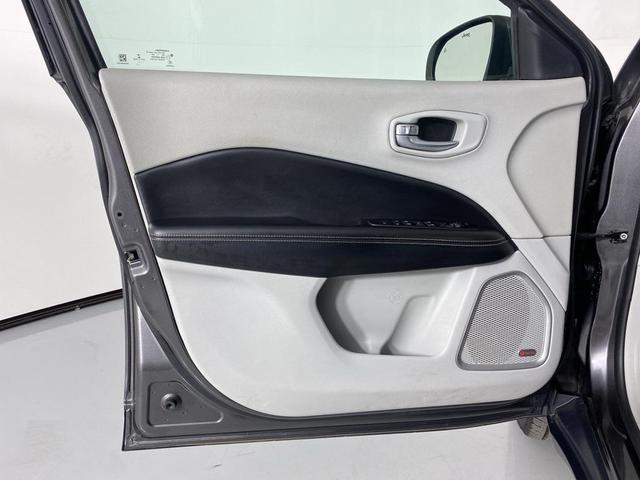 Photo of 2018 Granite Crystal Metallic Clearcoat Jeep Compass