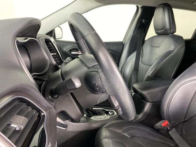 Photo of 2019 Diamond Black Crystal Pearlcoat Jeep Cherokee