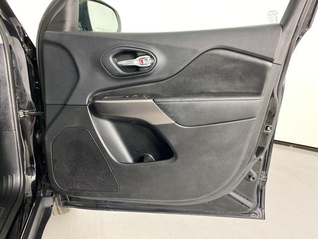 Photo of 2019 Diamond Black Crystal Pearlcoat Jeep Cherokee