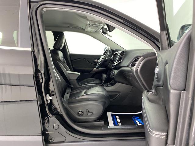 Photo of 2019 Diamond Black Crystal Pearlcoat Jeep Cherokee
