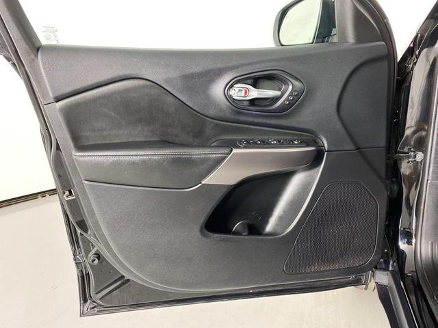 Photo of 2019 Diamond Black Crystal Pearlcoat Jeep Cherokee