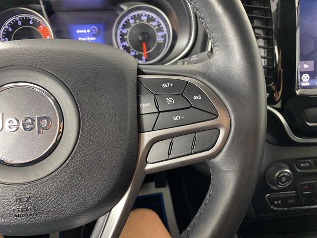 Photo of 2019 Diamond Black Crystal Pearlcoat Jeep Cherokee