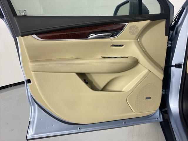 Photo of 2017 Silver Moonlight Metallic Cadillac XT5
