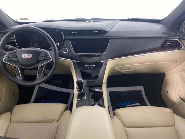 Photo of 2017 Silver Moonlight Metallic Cadillac XT5