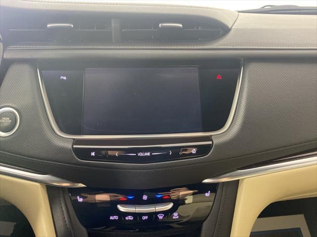 Photo of 2017 Silver Moonlight Metallic Cadillac XT5