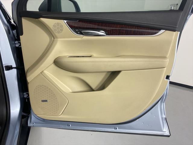 Photo of 2017 Silver Moonlight Metallic Cadillac XT5