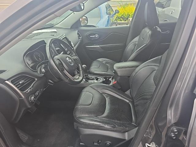Photo of 2019 Granite Crystal Metallic Clearcoat Jeep Cherokee